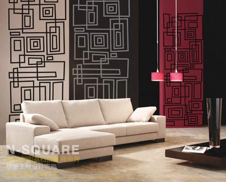 不规则线条图案壁纸，与简约派的家具相衬，看出的主人对现代感的追求和生活智慧体现